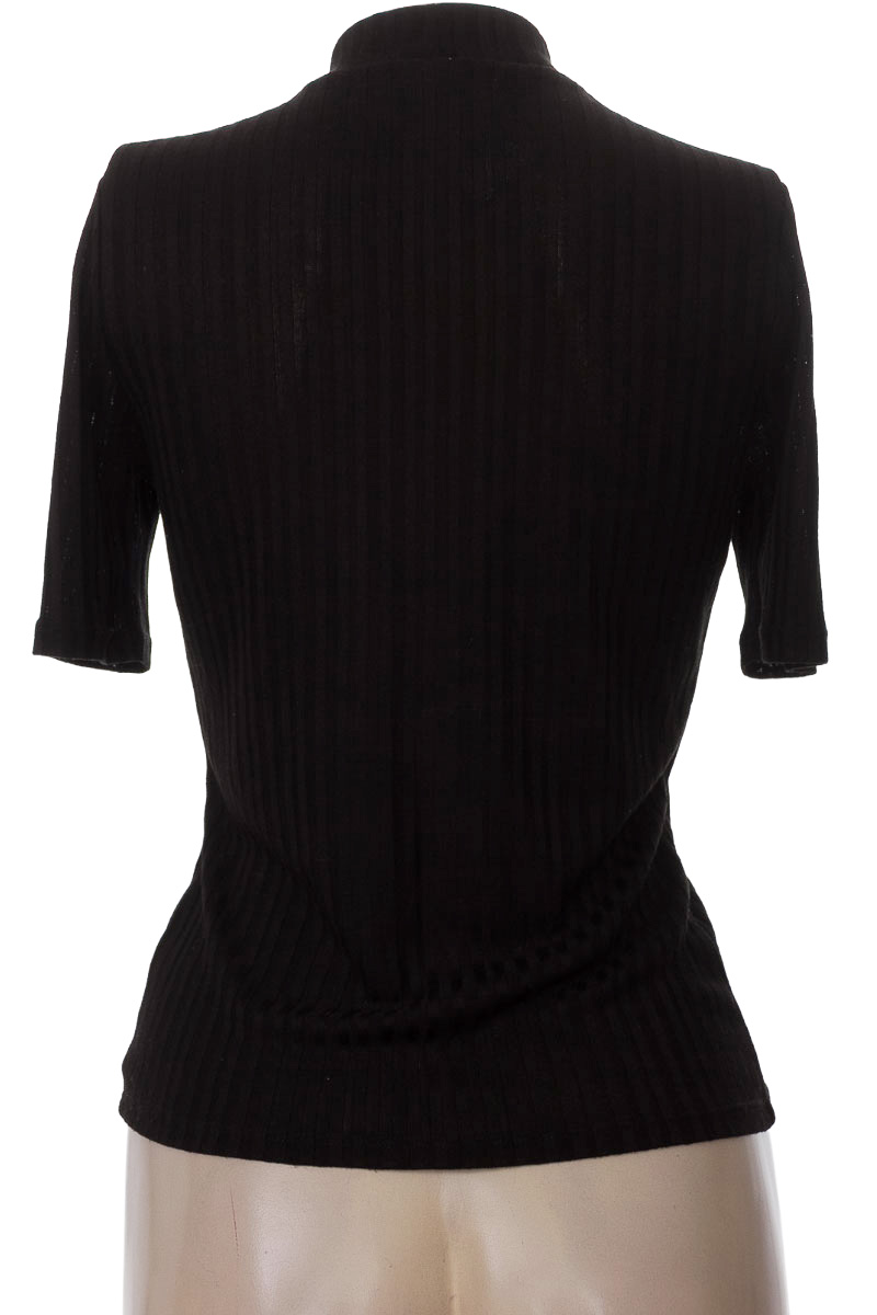 Top / Camiseta color Negro - Closeando