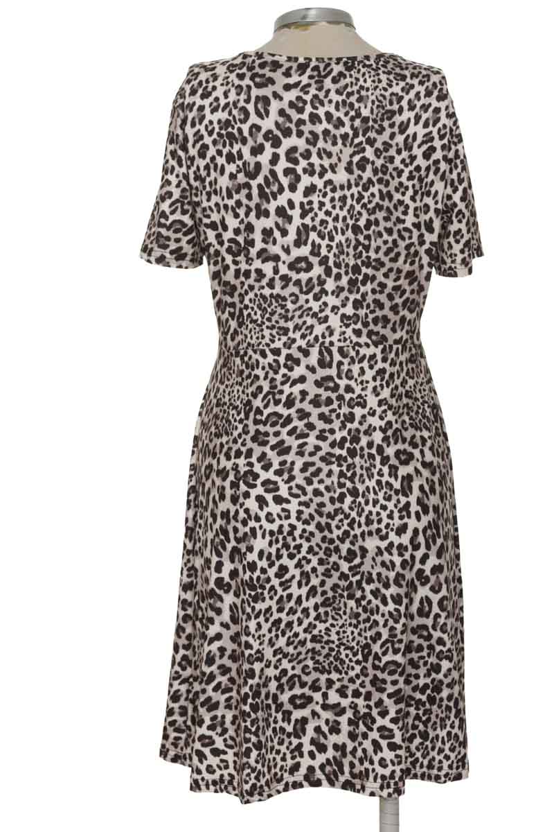 Vestido / Enterizo color Beige - Closeando