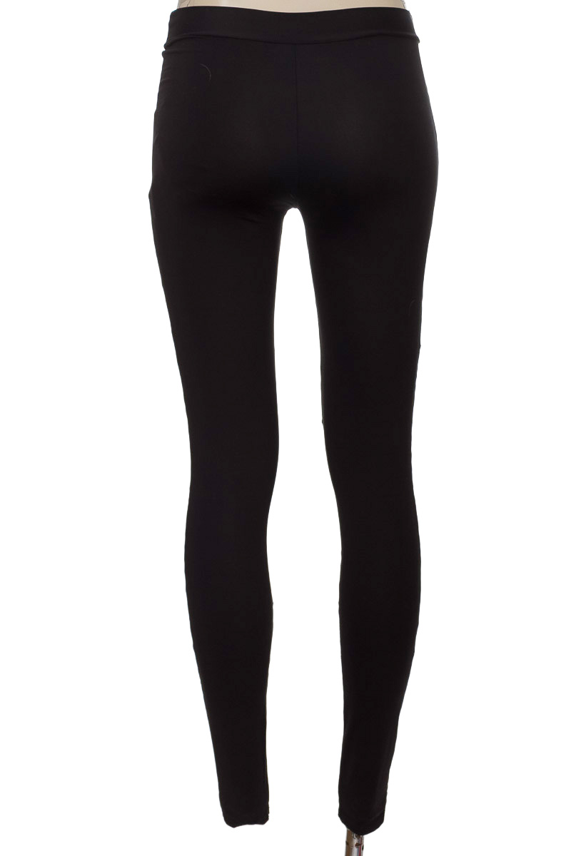 Ropa Deportiva / Salida de Baño color Negro - AVON