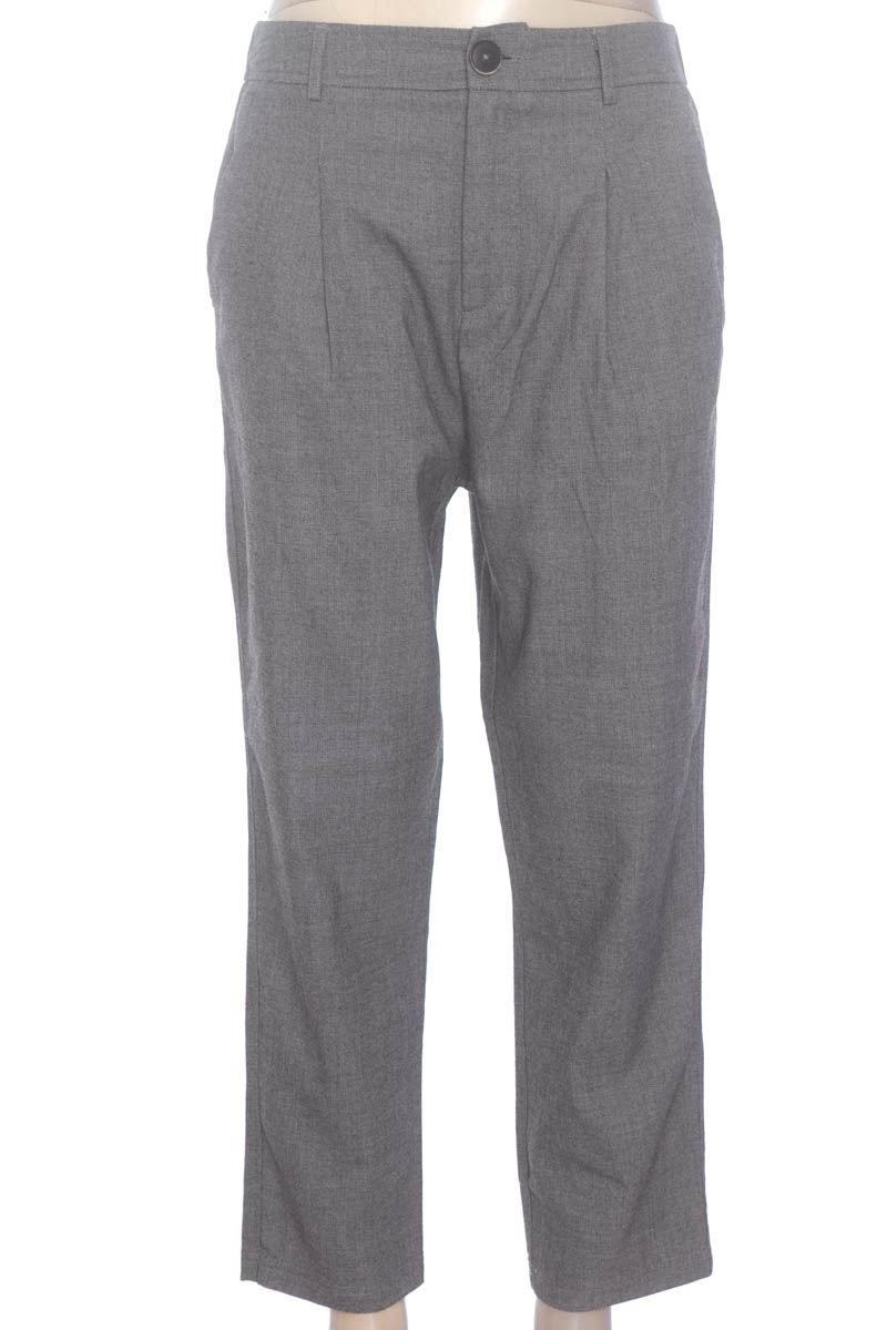Pantalones color Gris - Stradivarius