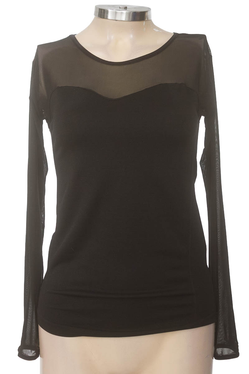 Top / Camiseta color Negro - Closeando