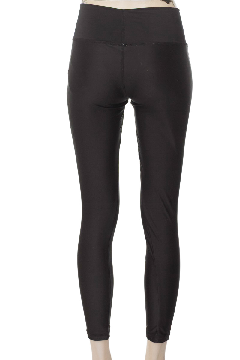 Ropa Deportiva / Salida de Baño color Negro - Closeando