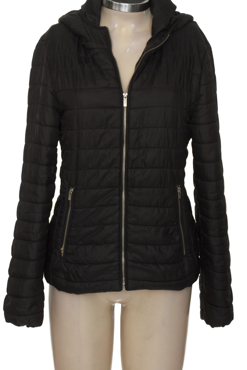 Chaqueta / Abrigo color Negro - Stradivarius