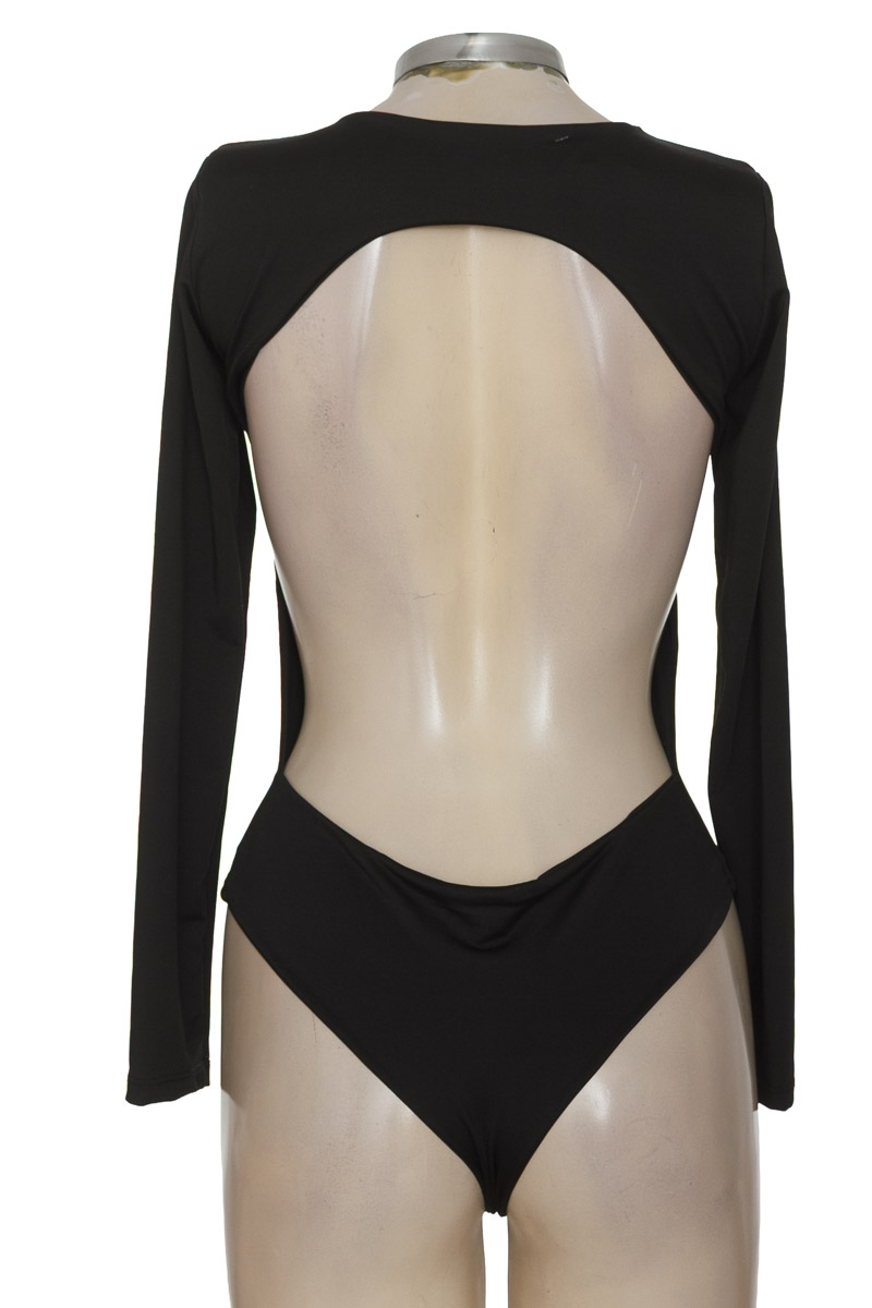 Top / Camiseta color Negro - Closeando