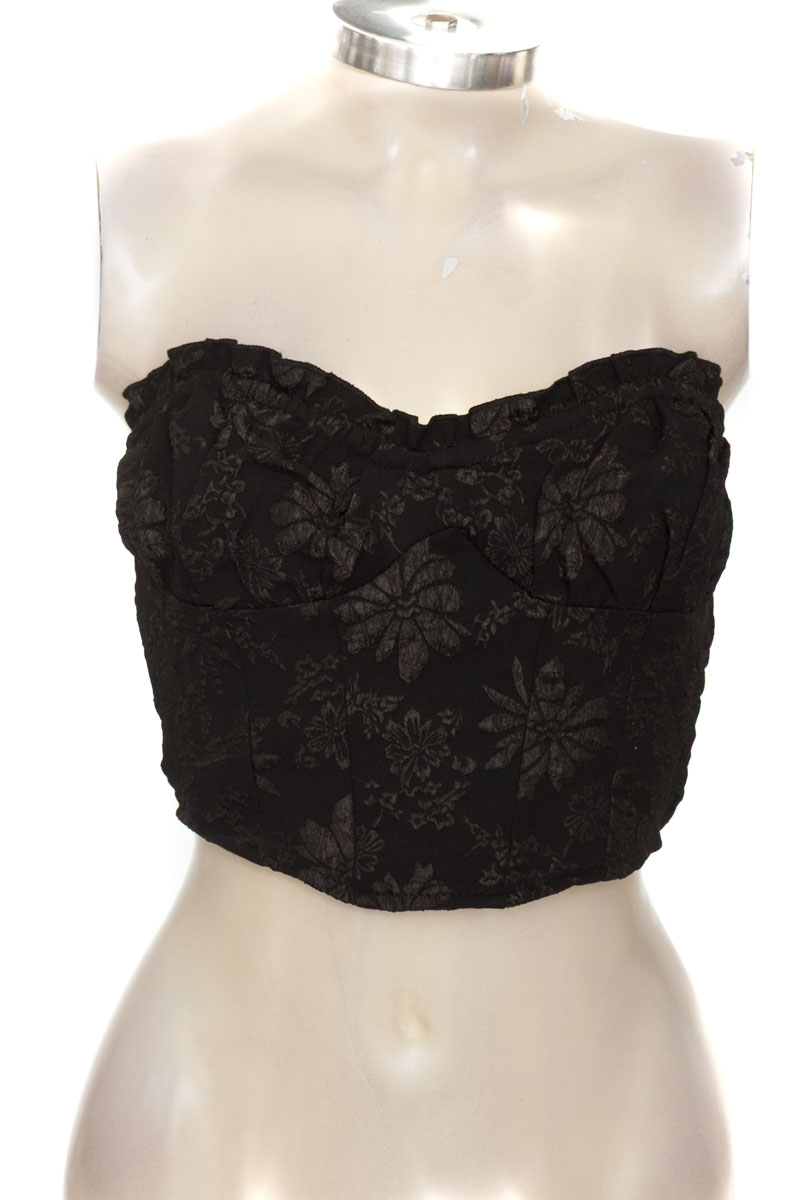 Top / Camiseta color Negro - Closeando