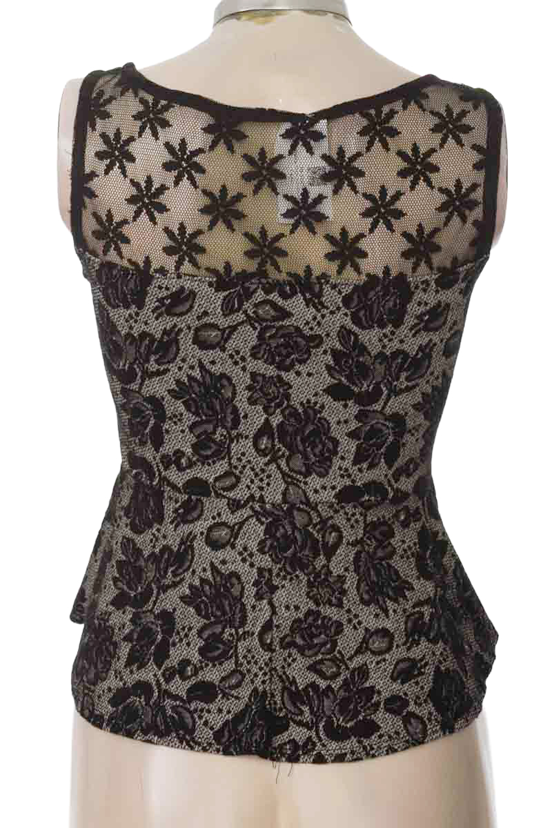 Top / Camiseta color Negro - Closeando