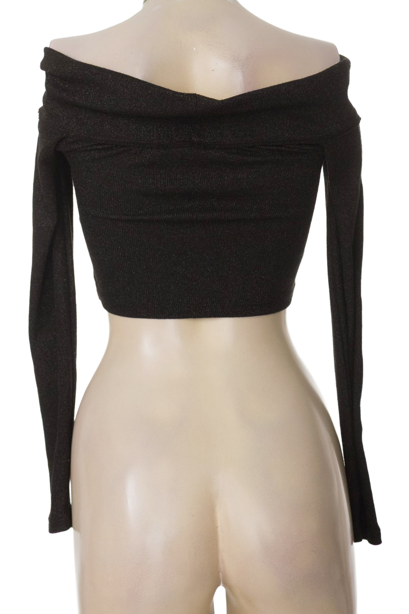 Top / Camiseta color Negro - Closeando