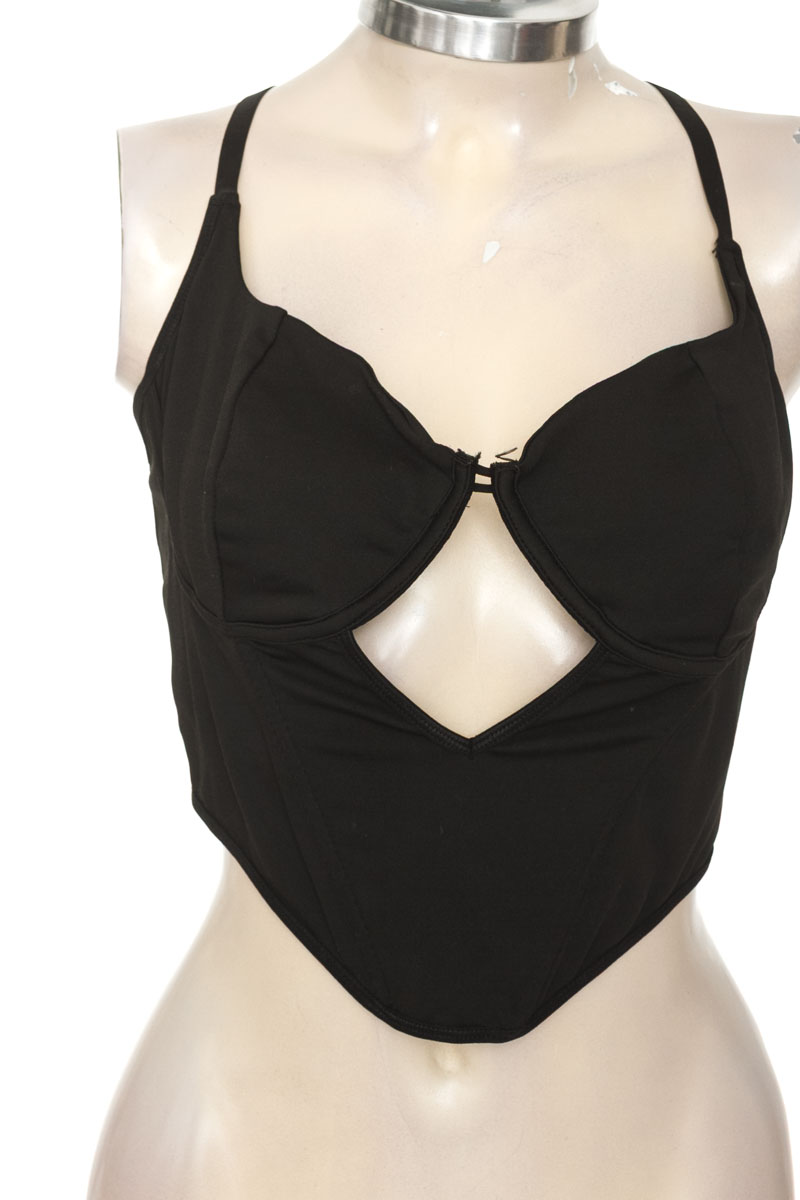 Top / Camiseta color Negro - Closeando
