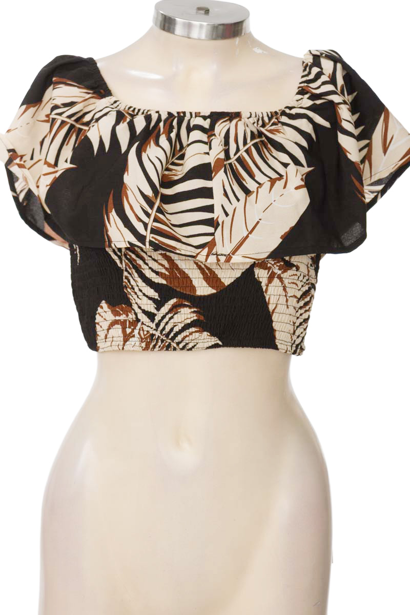 Top / Camiseta color Negro - Closeando