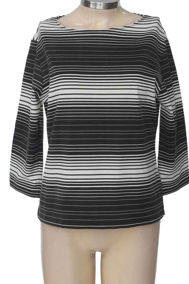 Top / Camiseta color Negro - Closeando