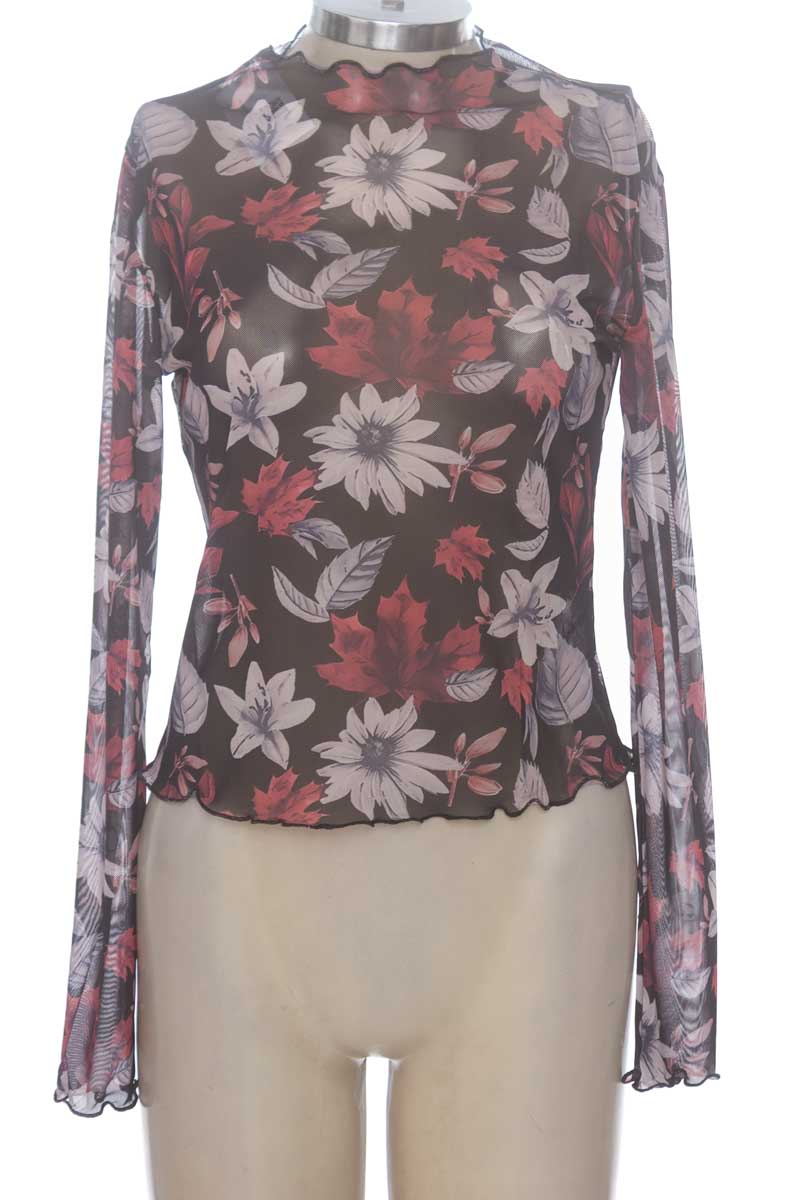 Top / Camiseta color Negro - Closeando