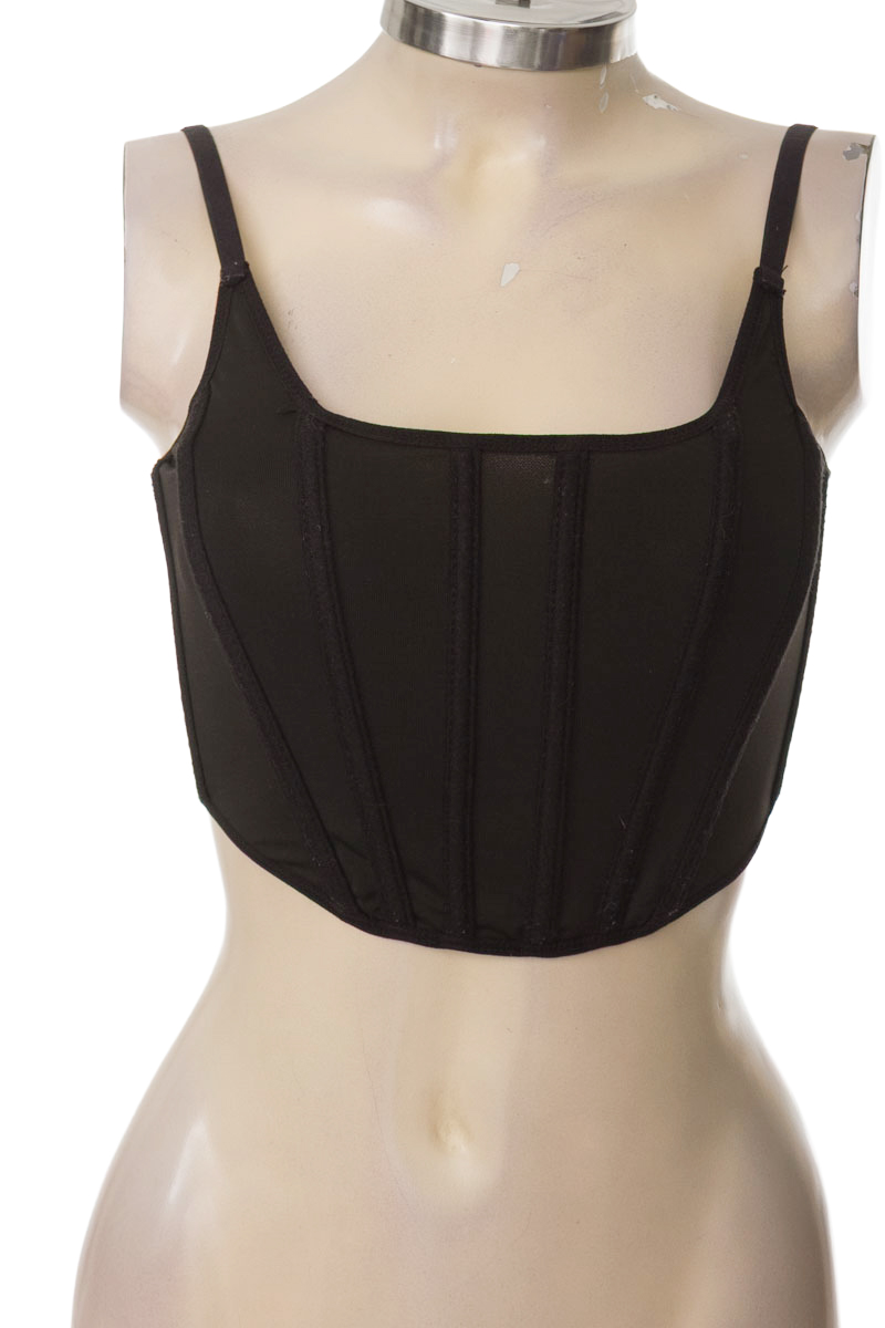 Top / Camiseta color Negro - Closeando