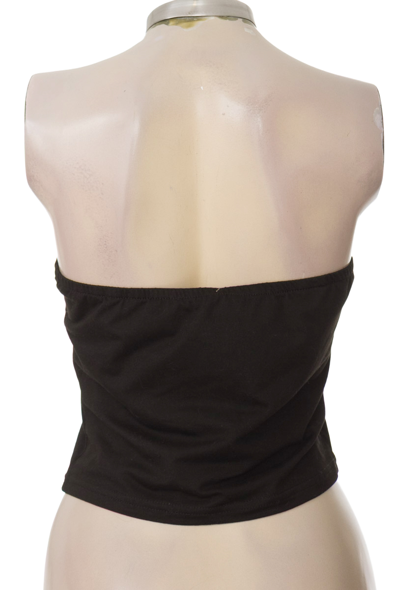 Top / Camiseta color Negro - Closeando