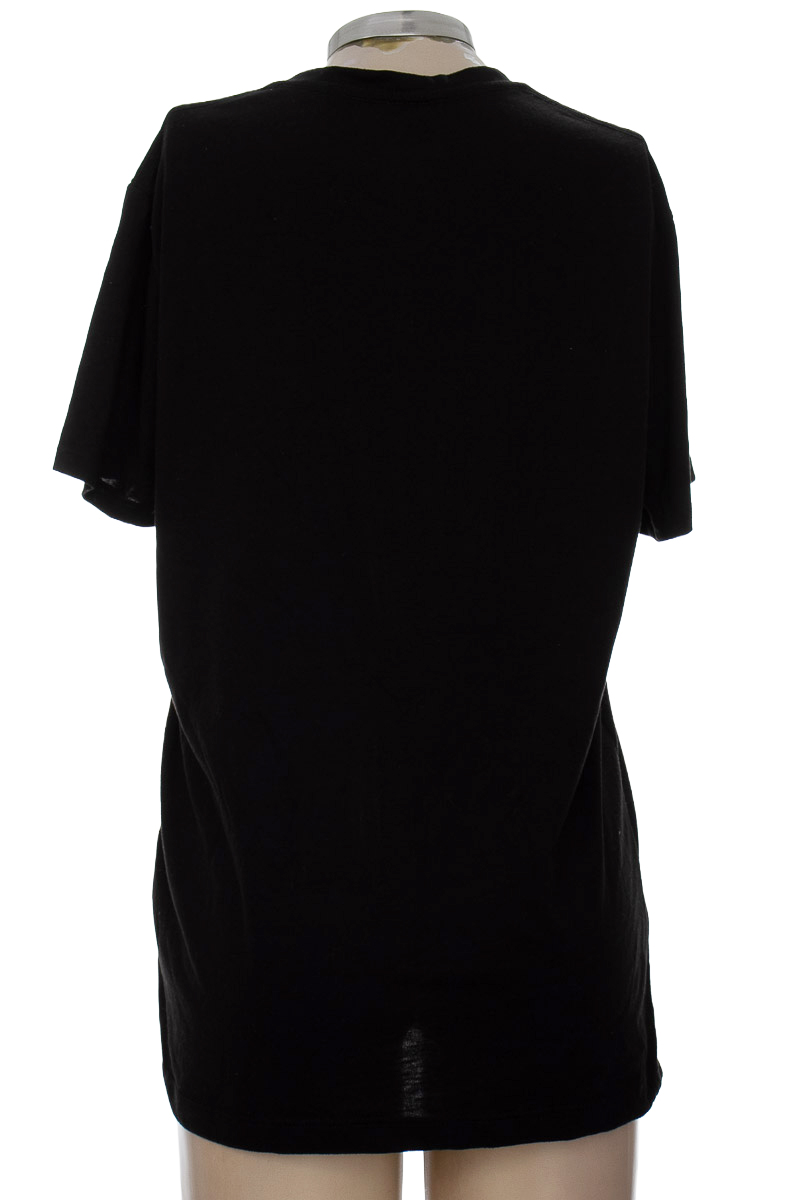 Top / Camiseta color Negro - Closeando