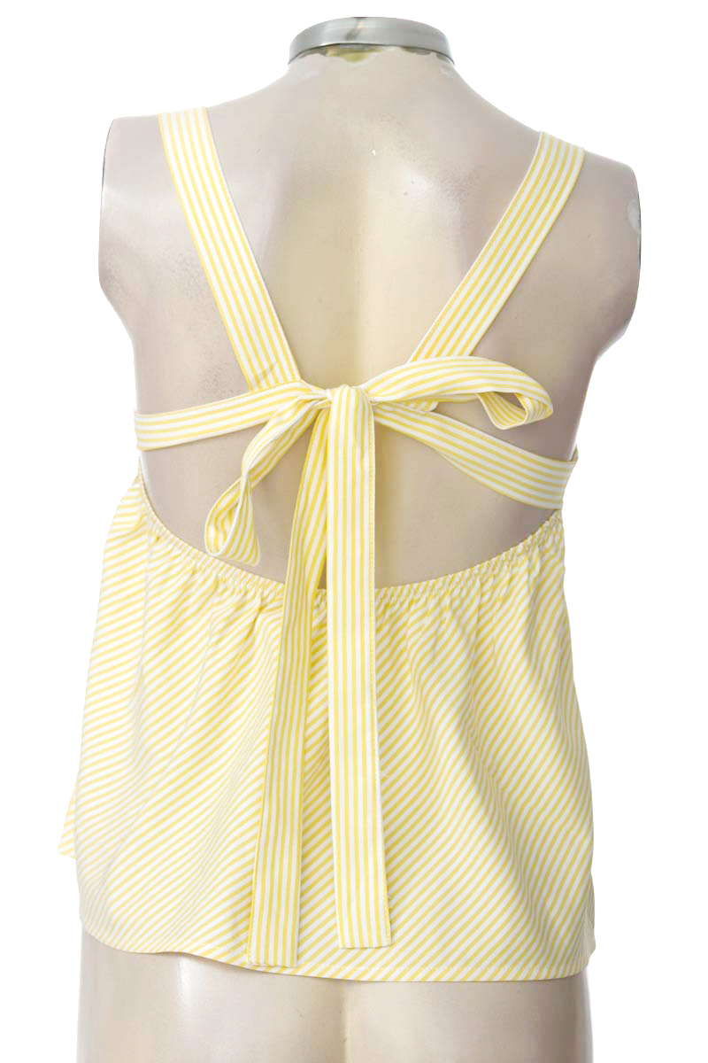 Top / Camiseta color Amarillo - Closeando