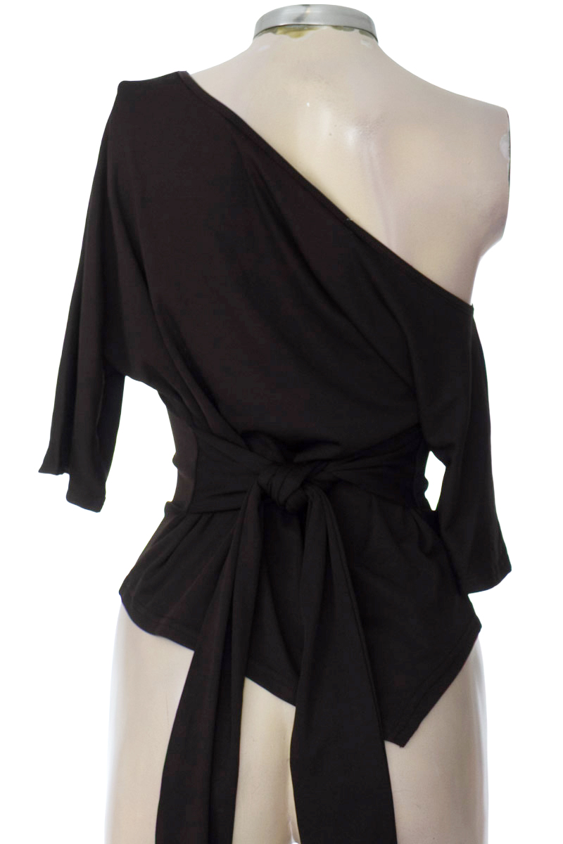 Top / Camiseta color Negro - Closeando