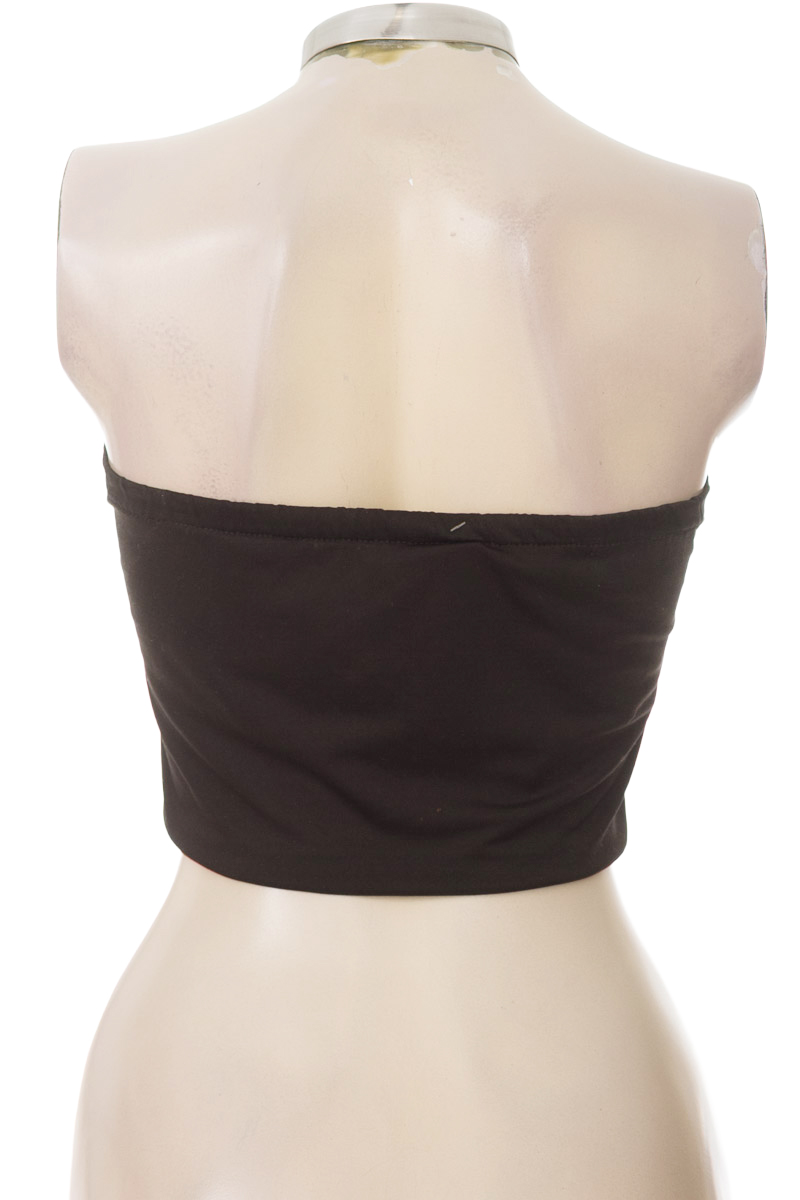 Top / Camiseta color Negro - Closeando