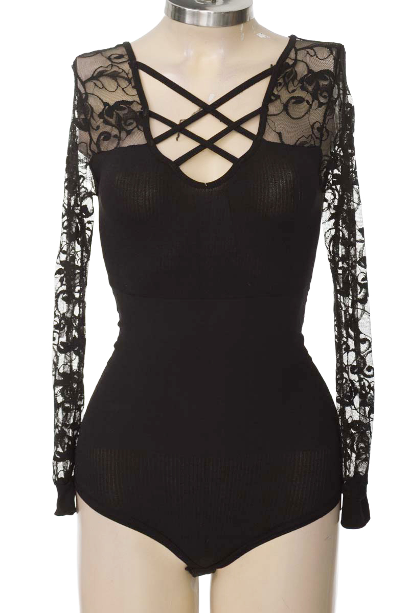 Top / Camiseta color Negro - Closeando