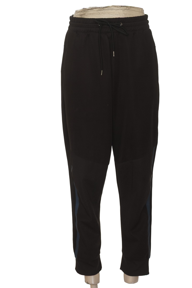 Ropa Deportiva / Salida de Baño color Negro - Closeando
