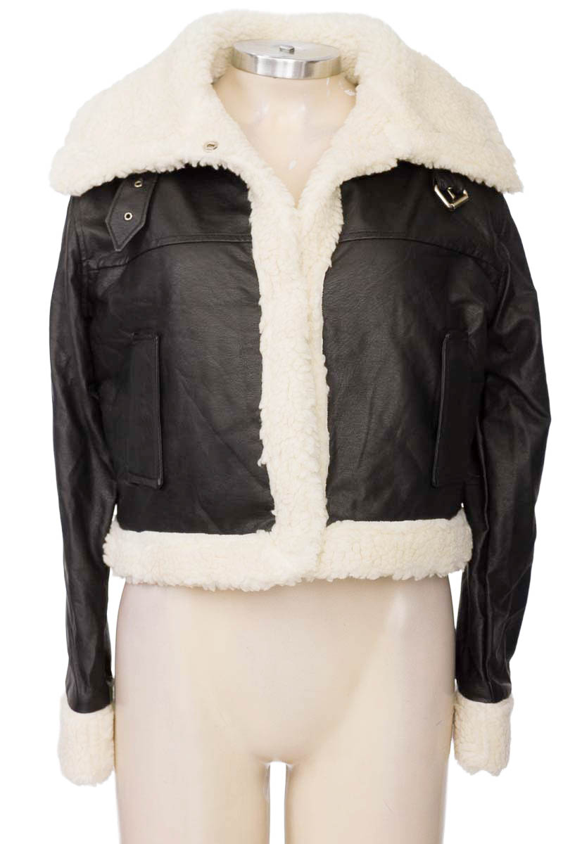 Chaqueta / Abrigo color Negro - Closeando