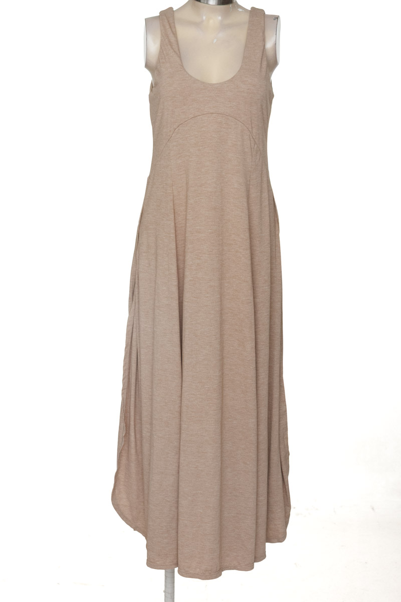 Vestido / Enterizo color Beige - Closeando