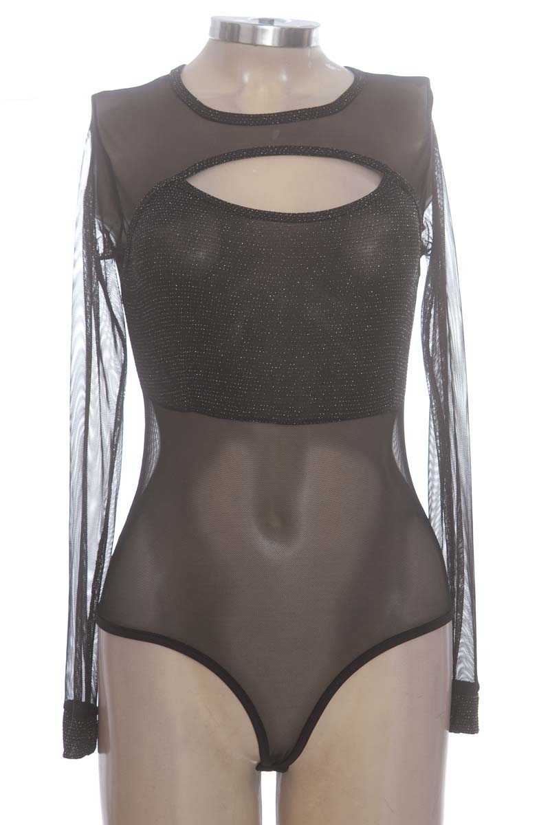 Top / Camiseta color Negro - Closeando