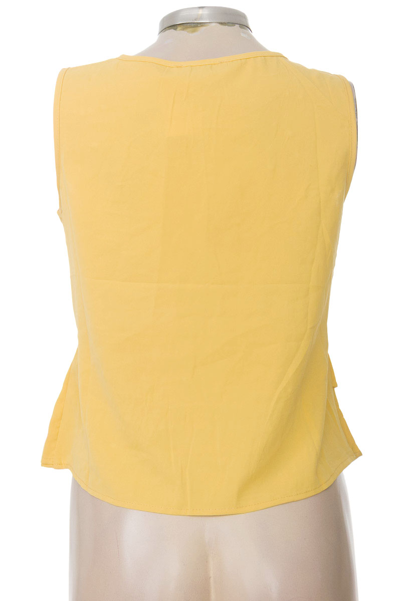 Top / Camiseta color Amarillo - Sol Rojo