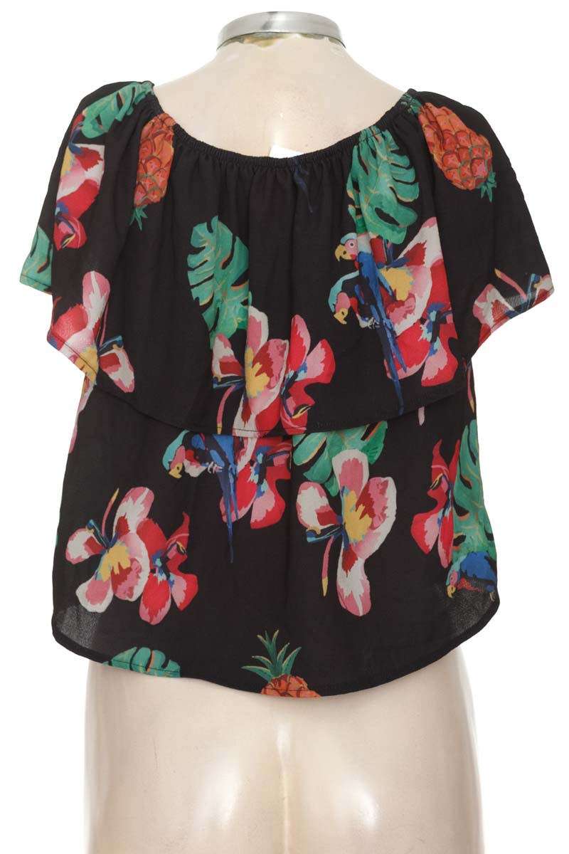 Top / Camiseta color Negro - Closeando