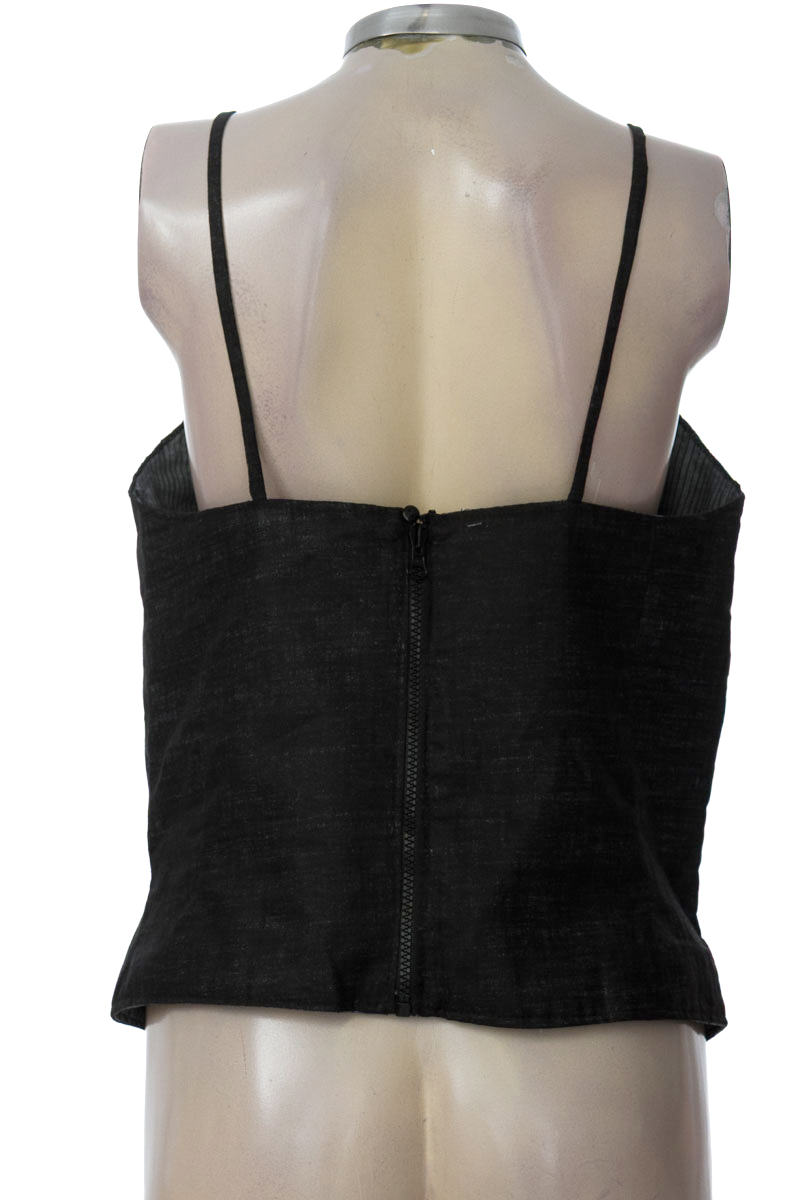 Top / Camiseta color Negro - Closeando