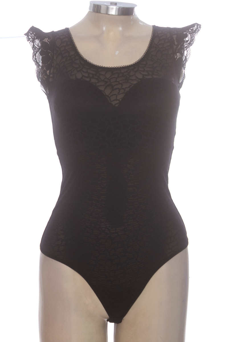 Top / Camiseta color Negro - Closeando