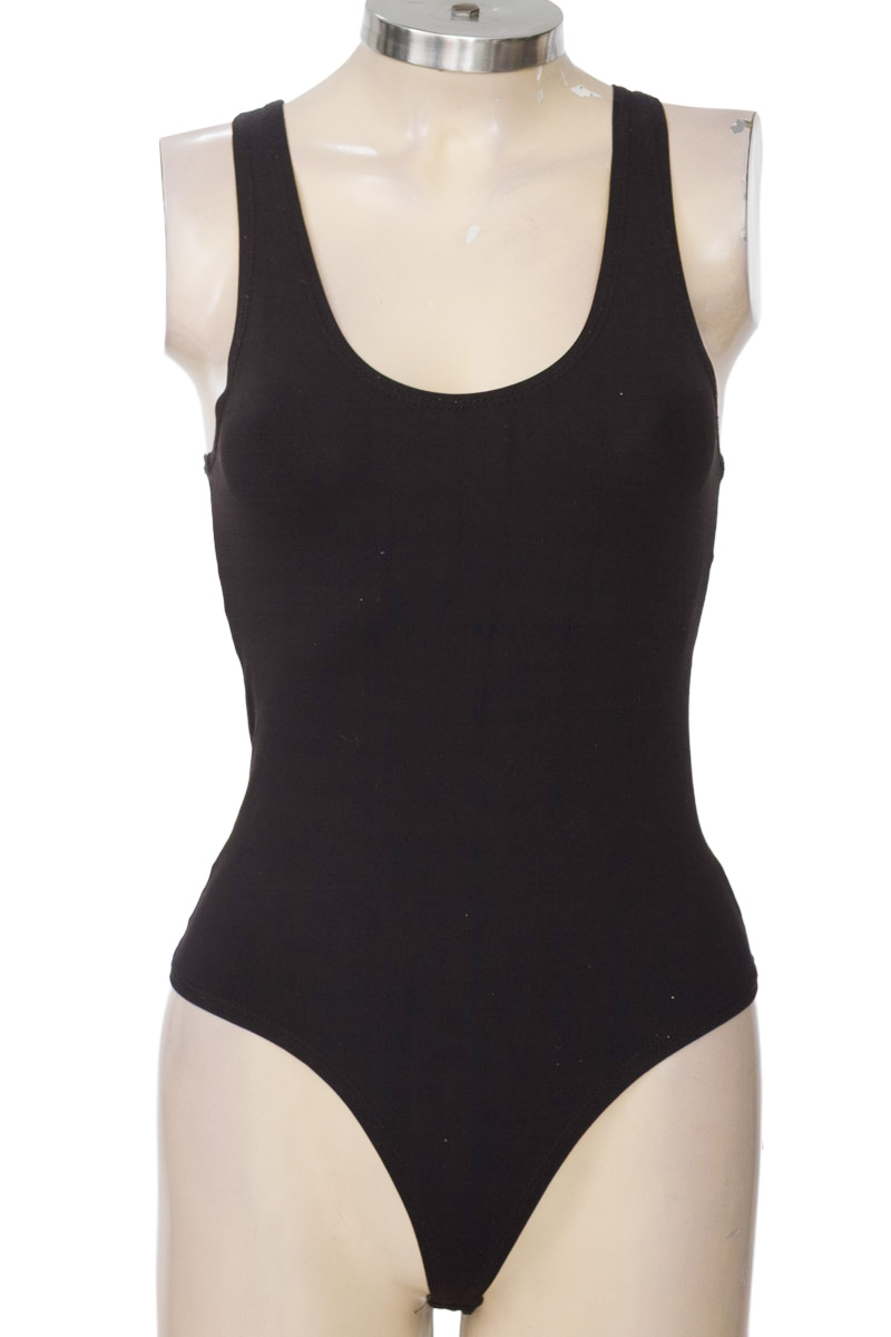 Top / Camiseta color Negro - Closeando