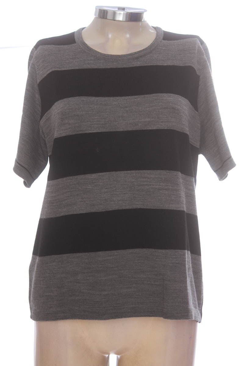 Top / Camiseta color Gris - Inspiración