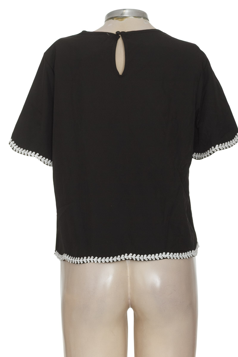 Blusa color Negro - Closeando