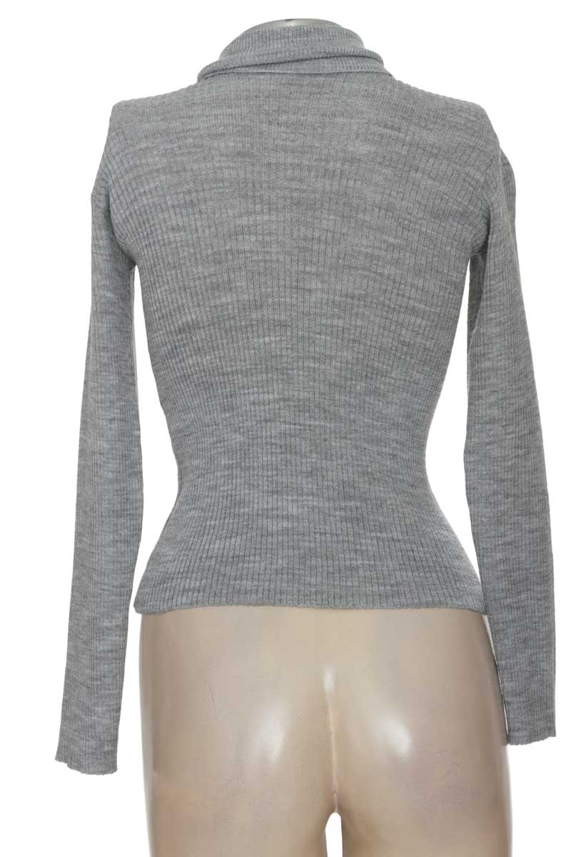 Sweater color Gris - Closeando