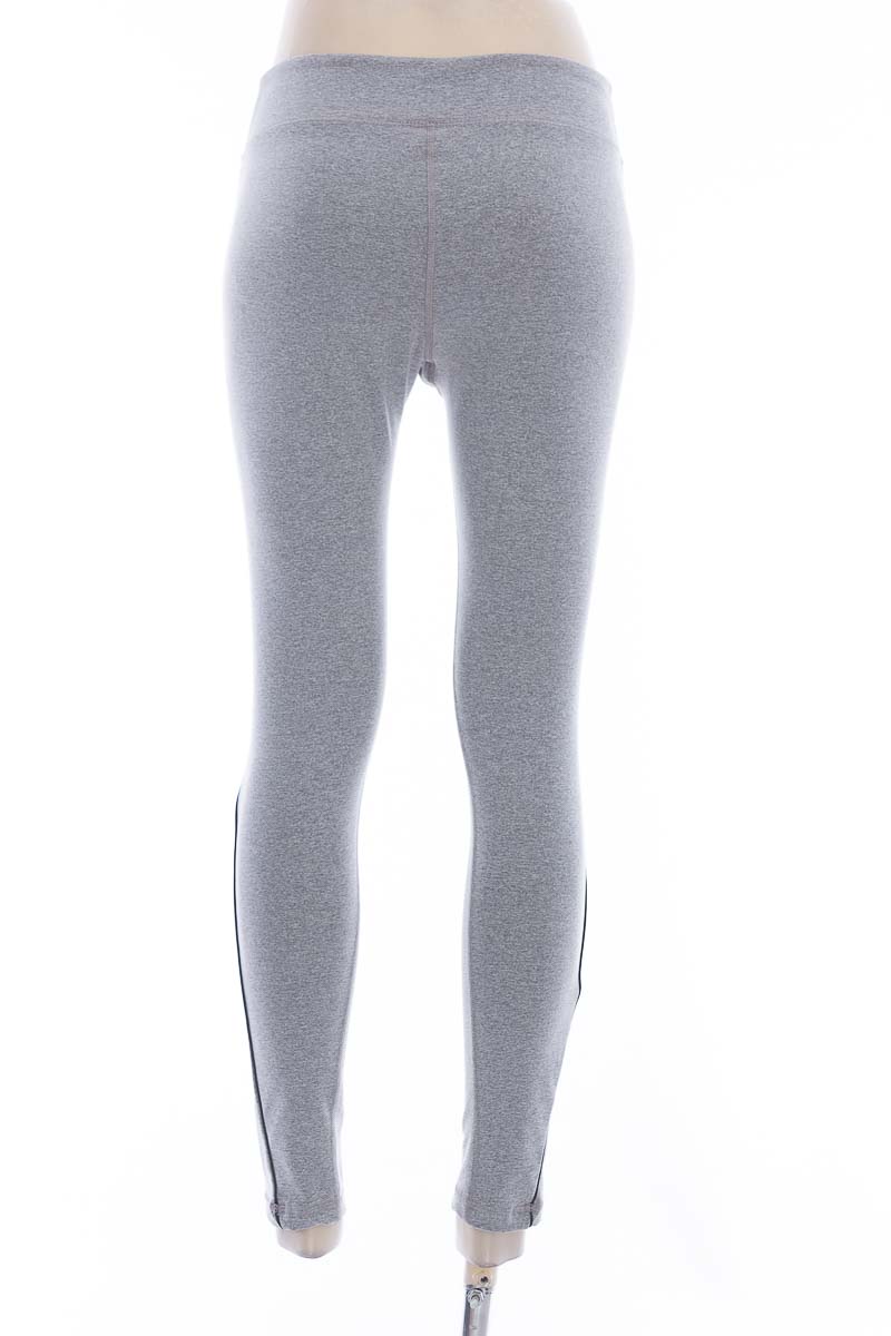 Ropa Deportiva / Salida de Baño color Gris - Gef | Closeando ®