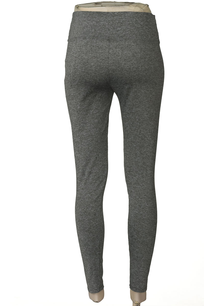 Ropa Deportiva / Salida de Baño color Gris - Closeando