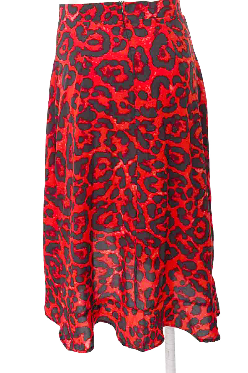 Falda color Rojo - Closeando