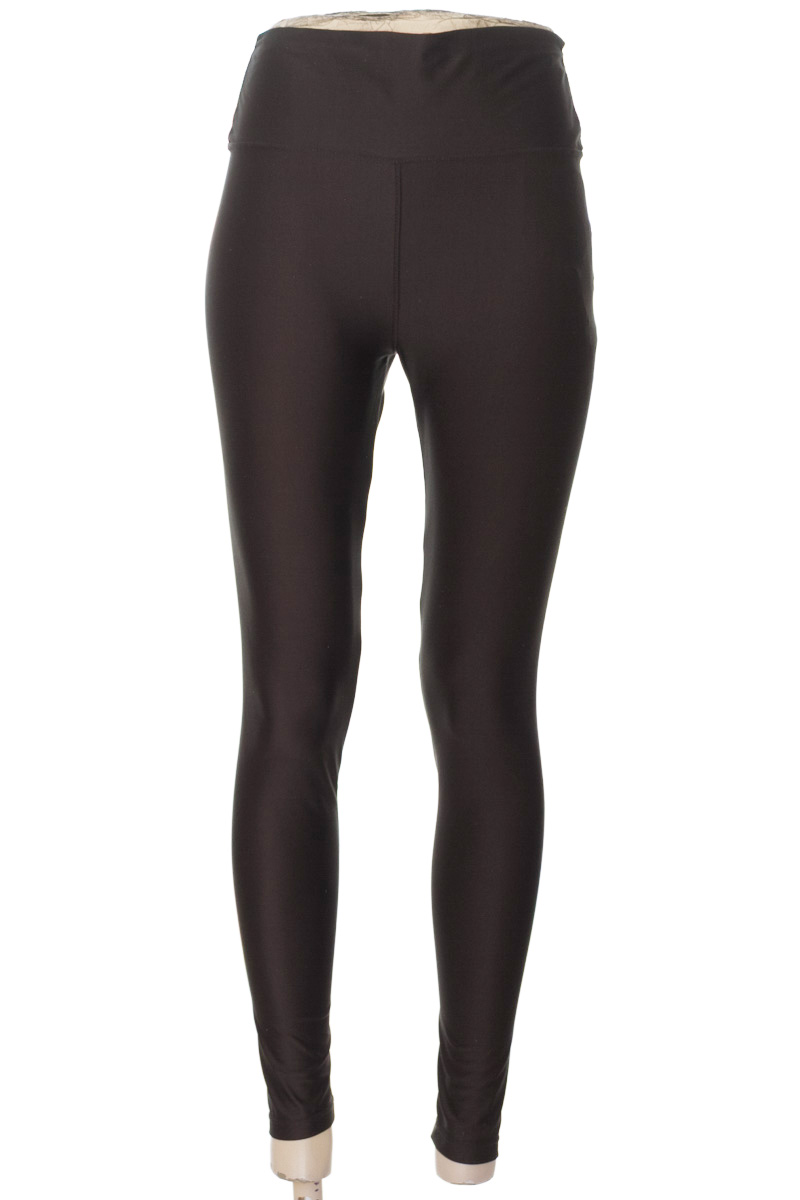 Ropa Deportiva / Salida de Baño color Negro - Closeando