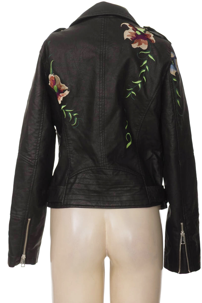 Chaqueta / Abrigo color Negro - Closeando