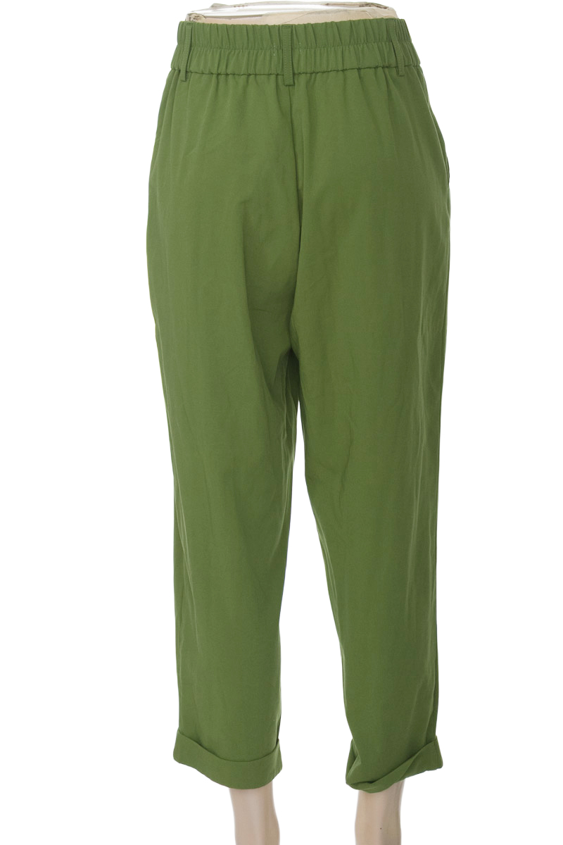 Pantalones color Verde - Stradivarius