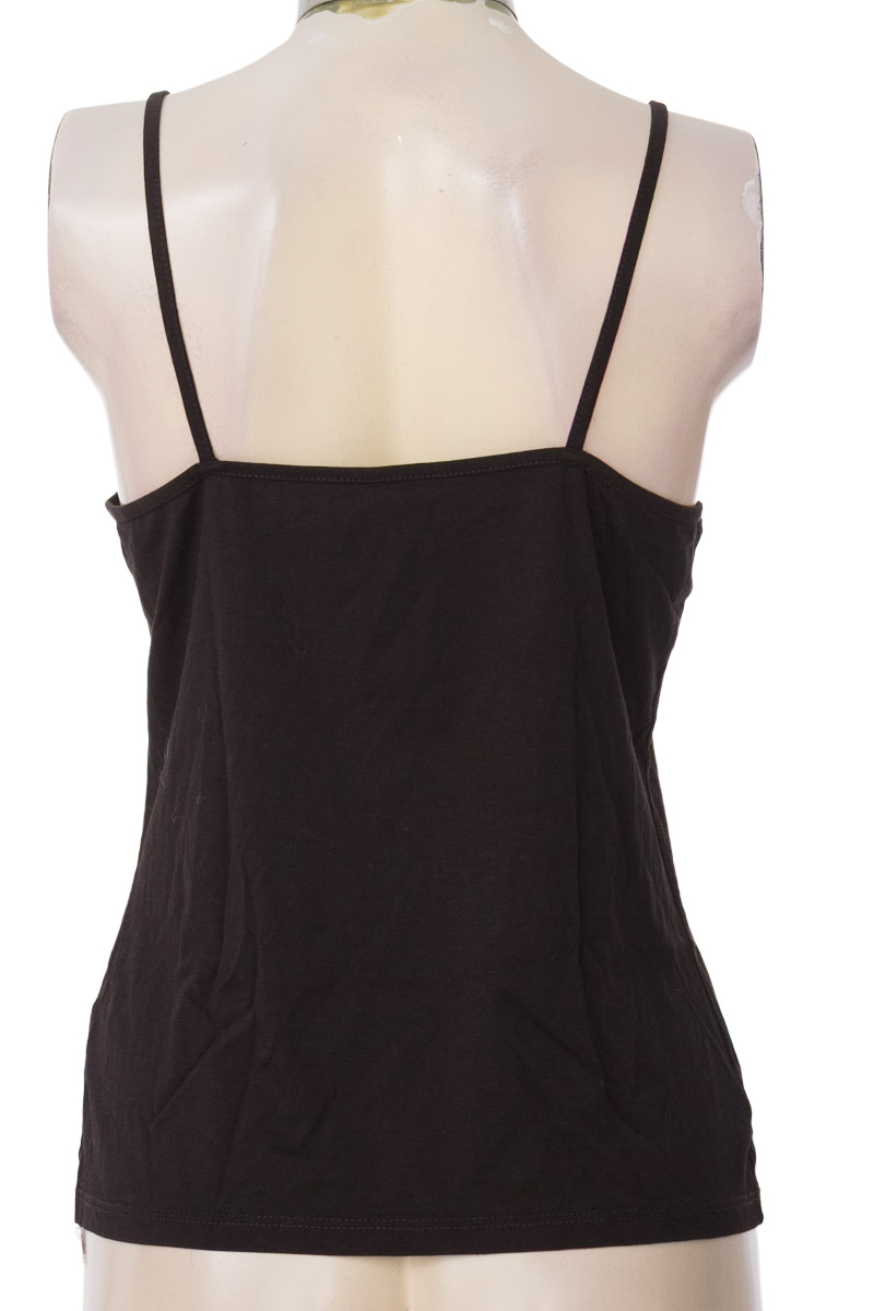 Top / Camiseta color Negro - Closeando