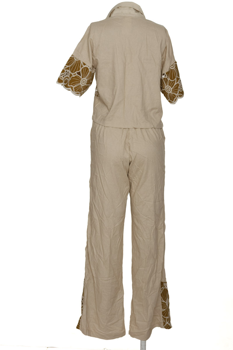 Vestido / Enterizo color Beige - Closeando