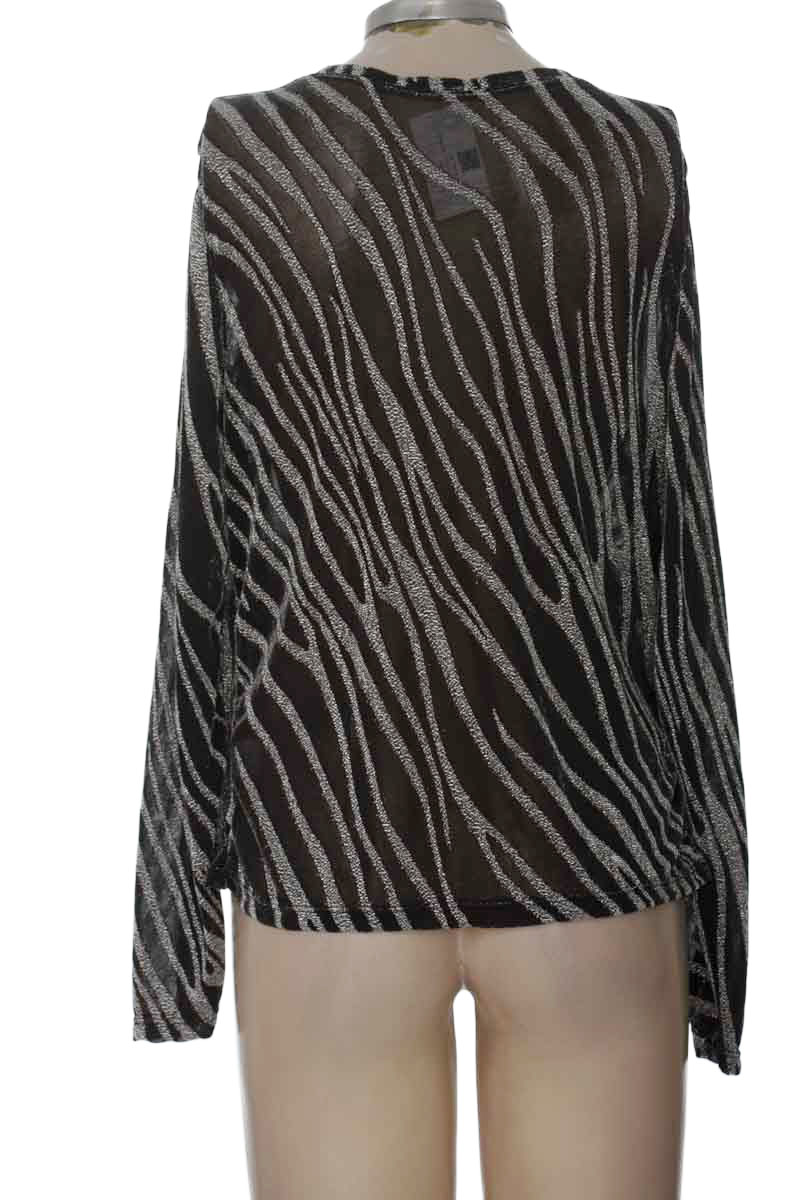 Top / Camiseta color Negro - Closeando