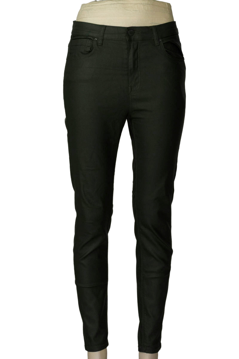 Pantalones color Verde - Stradivarius