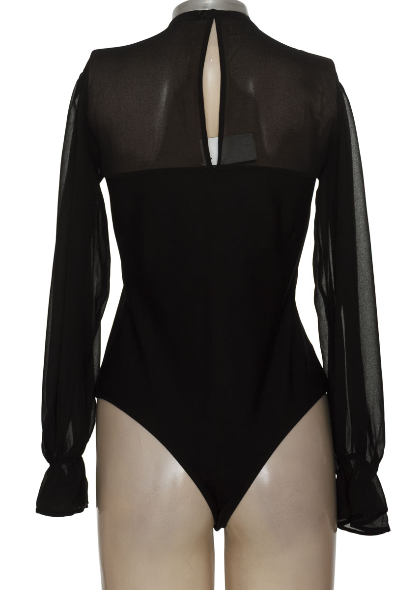 Top / Camiseta color Negro - Closeando