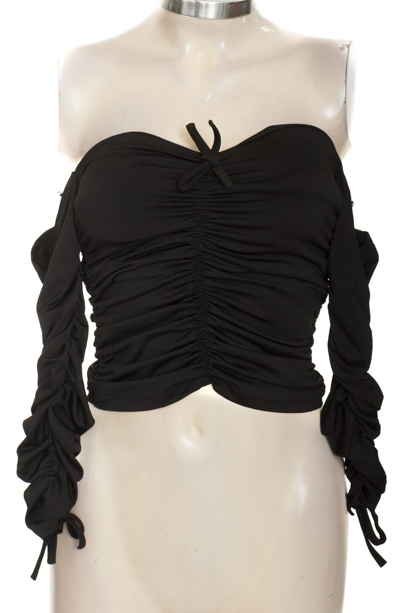 Top / Camiseta color Negro - Closeando