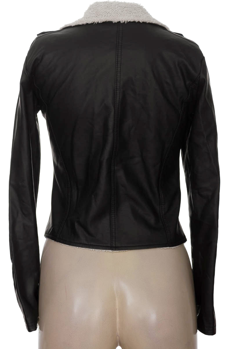 Chaqueta / Abrigo color Negro - Closeando