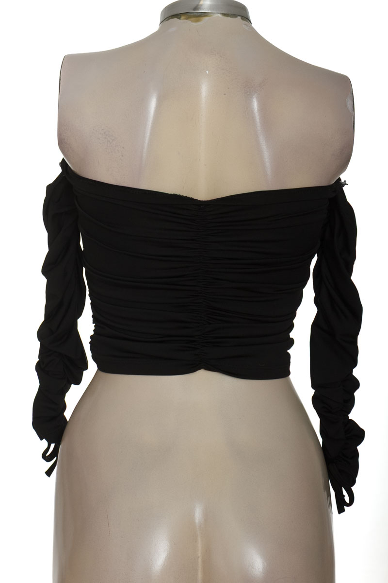 Top / Camiseta color Negro - Closeando