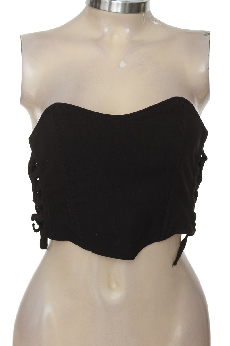 Top / Camiseta color Negro - Closeando