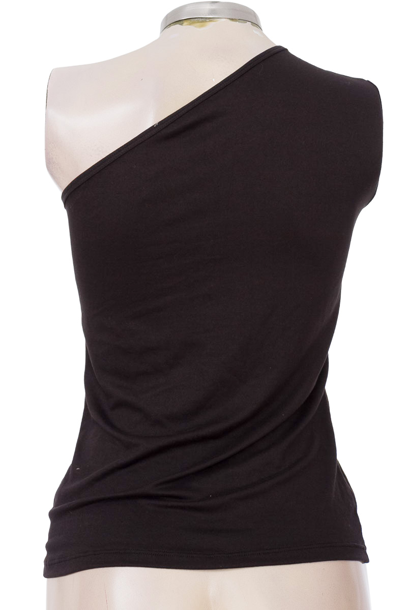 Top / Camiseta color Negro - Closeando